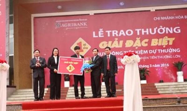 Ph&oacute; Tổng Gi&aacute;m đốc Agribank Nguyễn Thị Phượng trao Sổ Tiết kiệm 1 tỷ đồng cho kh&aacute;ch h&agrave;ng Ho&agrave;ng Thế Bắc (x&atilde; Cư Y&ecirc;n, huyện Lương Sơn, tỉnh H&ograve;a B&igrave;nh) tr&uacute;ng giải Đặc biệt thứ nhất.