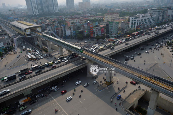 Tuyến đường sắt trên cao Cát Linh - Hà Đông dài 13 km, điểm đầu tại ga Cát Linh, điểm cuối tại ga Yên Nghĩa (Hà Đông). Dự án có 13 đoàn tàu, mỗi đoàn 4 toa, thời gian khai thác 3-5 phút mỗi chuyến, tốc độ thiết kế tối đa 80 km/h, tốc độ khai thác bình quân là 35 km/h.