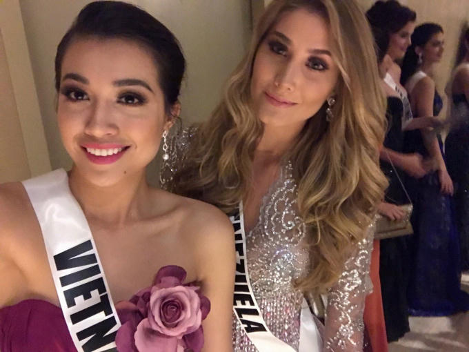 Cô rất tự tin trao đổi cũng các quan khách có mặt tại sự kiện bằng tiếng Anh khá troi chảy.