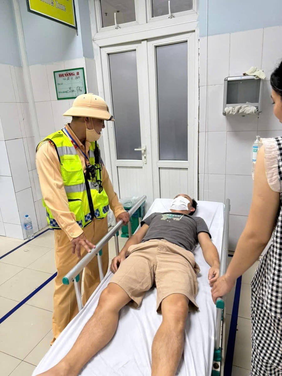 CSGT hỗ trợ đưa anh Trần Xuân T. tới bệnh việc cấp cứu kịp thời.