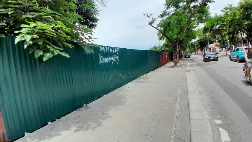 Dự án vẫn đang quây tôn xung quanh.