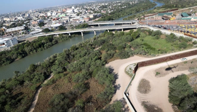 Ở Hidalgo, bang Texas, hàng rào biên giới cắt ngang một cây cầu nối Mỹ và Mexico.