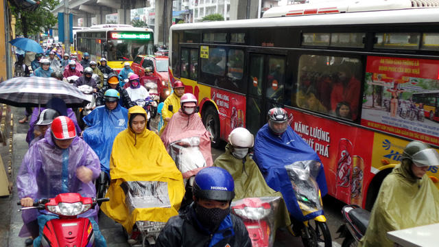 Người đi xe máy leo lên vỉa hè nhưng cũng khó