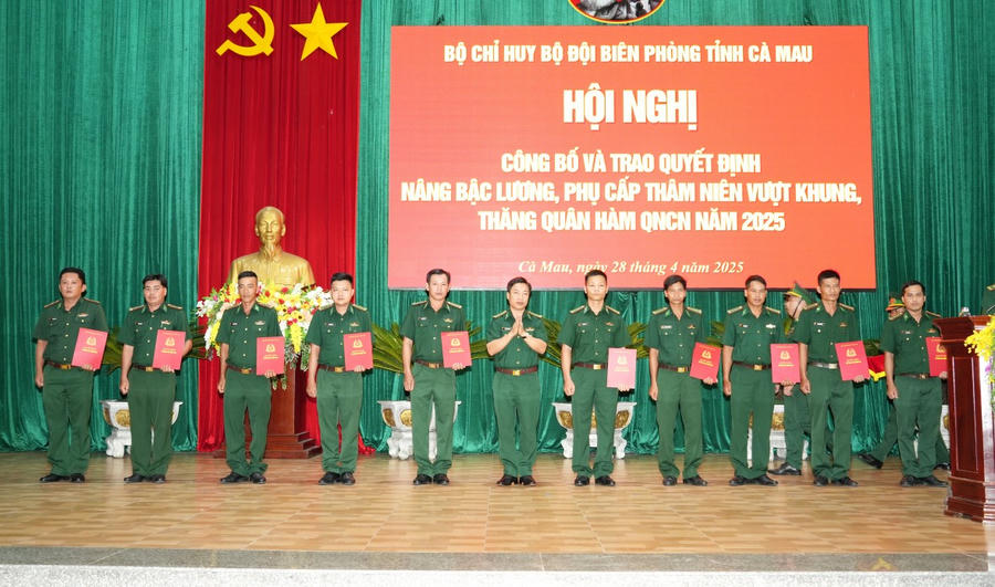 Đại tá Phạm Minh Giang - Chính ủy BĐBP tỉnh Cà Mau, trao Quyết định thăng quân hàm cho quân nhân cấp Thiếu tá và Đại úy.