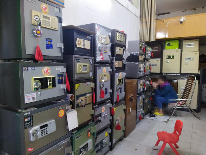 Những chiếc két sắt được bày bán la liệt