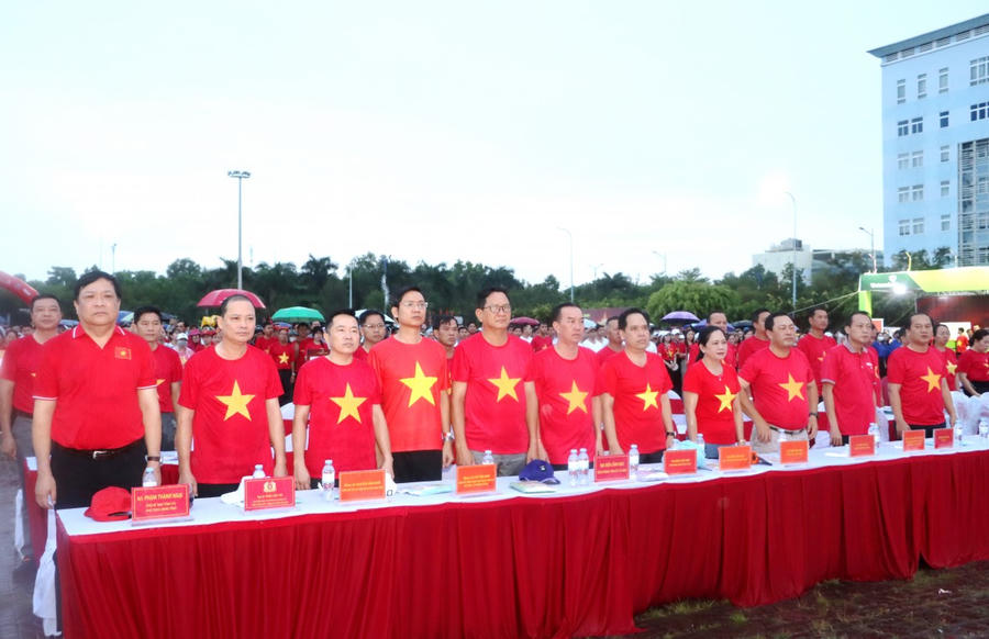 Đúng 6 giờ sáng, tại điểm cầu Cà Mau, hơn 5.000 cán bộ, chiến sĩ và Nhân dân đã trang nghiêm tiếp sóng trực tiếp Lễ thượng cờ Tổ quốc từ Quảng trường Ba Đình lịch sử.