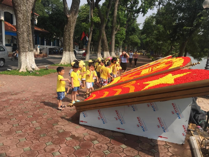 Mừng Quốc khánh, đường phố Thủ đô rực rỡ cờ hoa