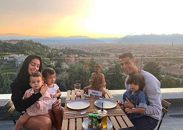 Ở Turin, Ronaldo được tận tưởng cuộc sống thơ mộng như thể đang trong các tác phẩm điện ảnh của Hollywood