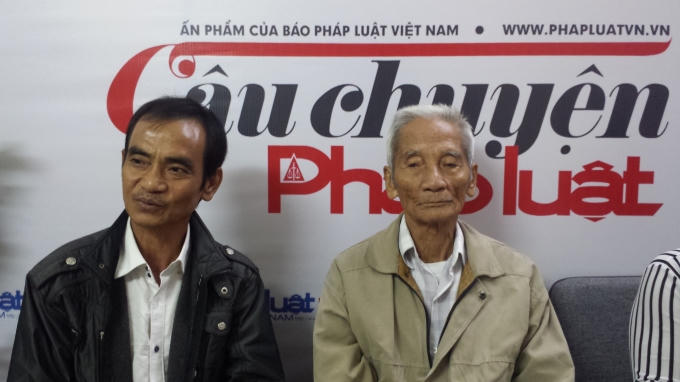 Hai ba con ông Huỳnh Văn Nén (bên trái) và ông Huỳnh Văn Chuyện (bên phải) tại toà soạn Phapluatplus.vn (ảnh Quang Thuận).