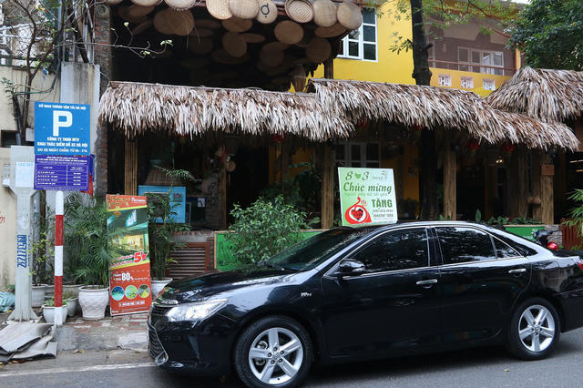 Trước đó, vào tháng 12/2016, Sở GTVT đã thí điểm quy định này tại phố Dã Tượng, nhưng đến nay quy định vẫn chưa được thực hiện nghiêm chỉnh.