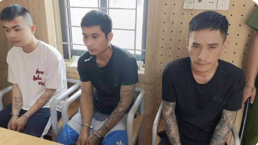 Các đối tượng chăn dắt nhân viên nữ tại quán Karaoke