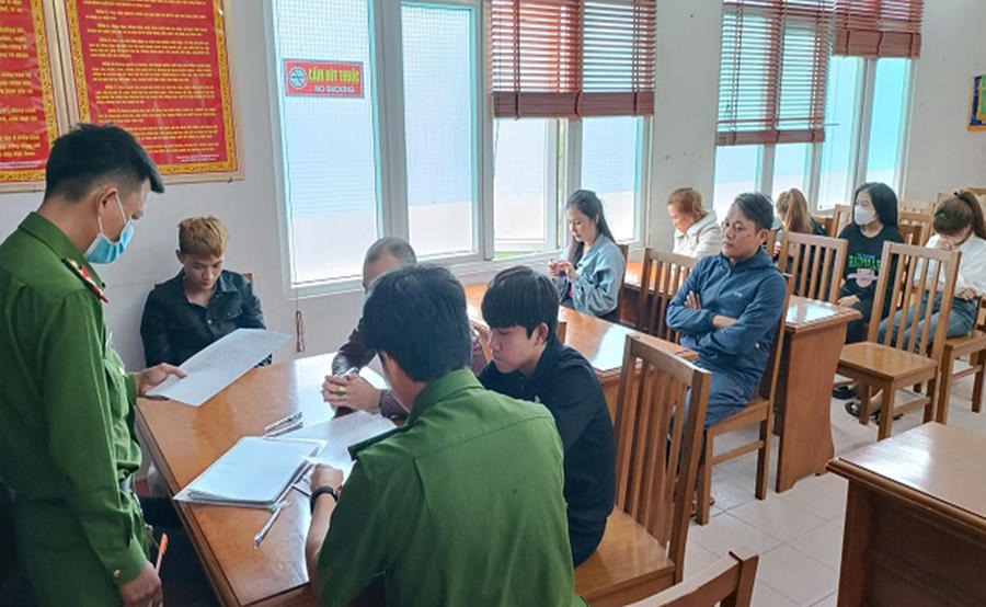 Cơ quan Công an làm việc với các đối tượng trong đường dây tổ chức đánh bạc, đánh bạc dưới hình thức tổ chức ghi bán số đề. (Ảnh: Công an Quảng Nam)