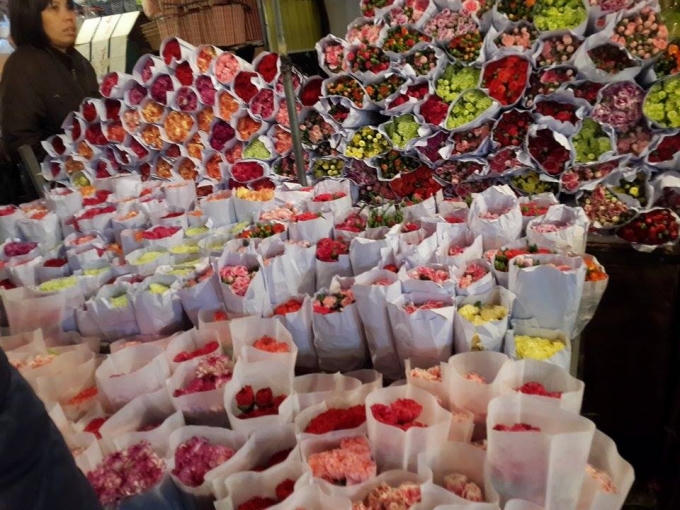 Những bó hoa rực rỡ muôn màu được xếp ngay ngắn và bắt mắt.