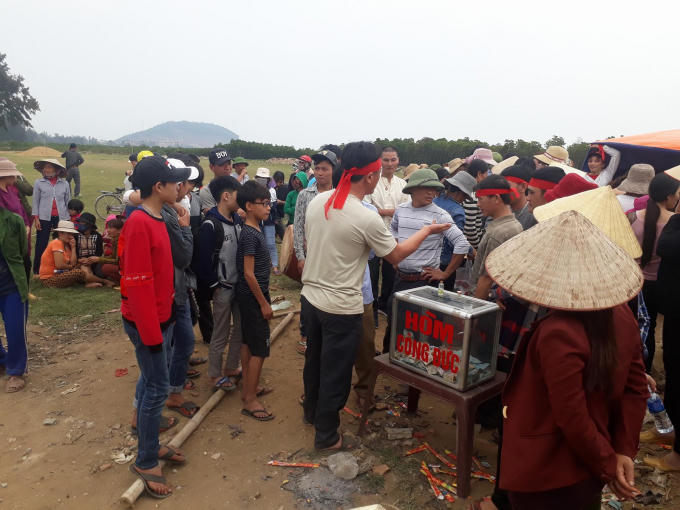 Số tiền dùng để an táng con cá được người dân quyên góp lại.