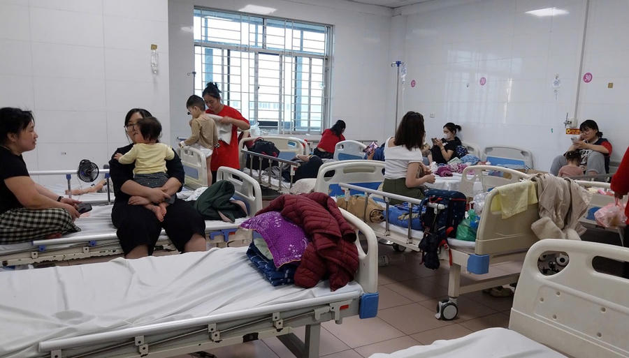 Các phòng tại khoa Nhi đều kín giường Ảnh: Linh Đan