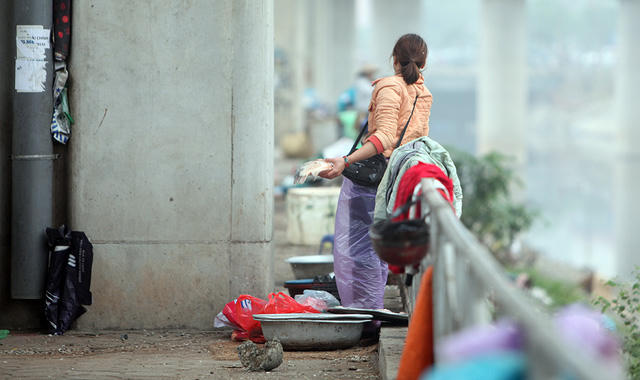 Tuy nhiên, vẫn có những tiểu thương cố bám trụ, trốn vào các góc chân cầu đường sắt trên cao.