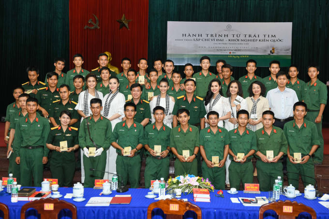 5 mỹ nhân Việt xinh đẹp nổi bật trong vòng vây các chiến sĩ Tây Ninh