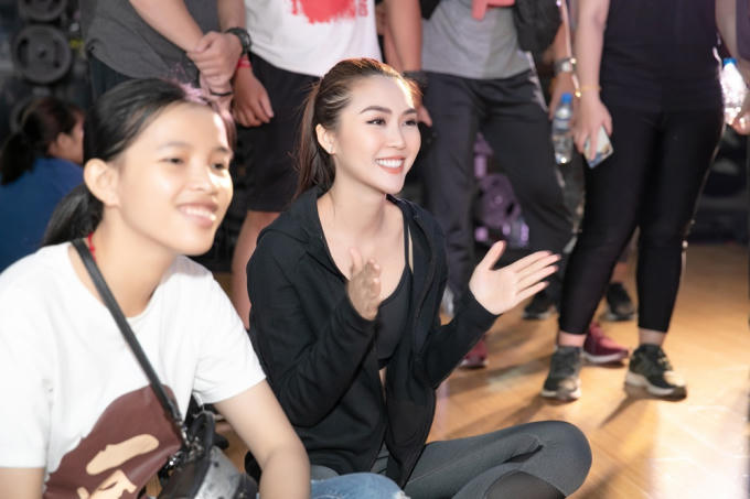 Tường Linh khoe v&ograve;ng eo con kiến tại s&acirc;n khấu thể thao