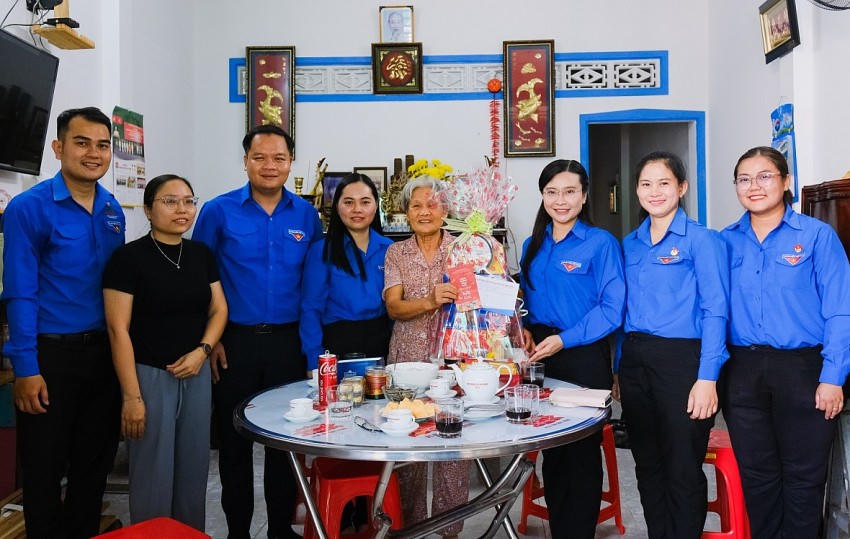 Tổ chức thăm hỏi, tặng quà gia đình chính sách, cựu TNXP.