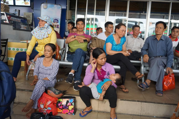 Chùm ảnh: Người dân ùn ùn rời Sài Gòn đi nghỉ lễ 2.9, đường kẹt cứng