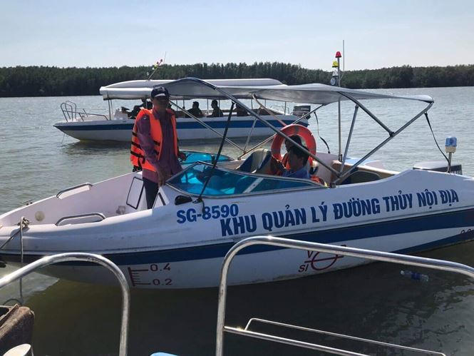 Lực lượng chức năng tìm kiếm nạn nhân.