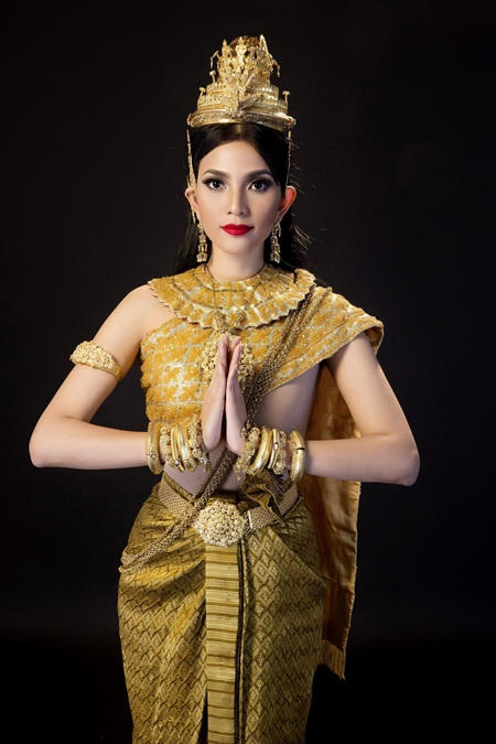 Trương Thị May khoe vẻ yêu kiều, dịu dàng mừng tết ĐônTa của người Khmer