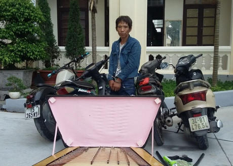 Đối tượng Tuấn cùng tang vật của vụ án.