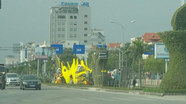 Đôi rồng xanh trước đây, nay được gắn thêm hoa vàng và sửa chữa lại.