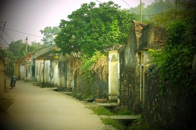 Làng Đông Sơn quần tụ dựa vào lưng núi Rồng (núi Đông Sơn). Phía trước làng là cánh đồng rộng, màu mỡ, xung quanh ba phía của làng là những núi đá nhỏ đồi đất thấp nằm xen kẽ lẫn nhau có hình dáng kì dị, dân gian cứ theo đó mà đặt tên cho từng quả đồi, ngọn núi.