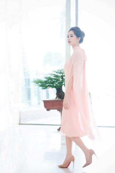 Người đẹp diện chiếc váy màu hồng paste của NTK Lê Thanh Hòa.