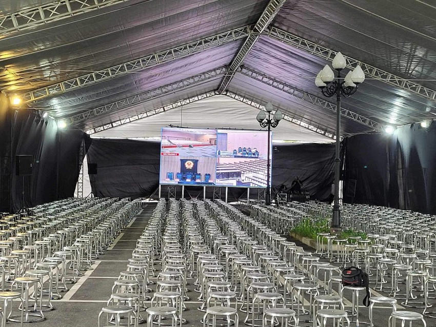 Để chuẩn bị tốt cho công tác xét xử vụ án Tân Hoàng Minh, khu vực nhà bạt được lắp đặt đủ sức chứa cho 400 người phục vụ công tác xét xử.