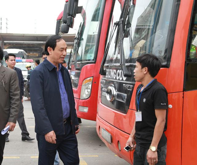 Thứ trưởng Lê Đình Thọ nói chuyện với lái xe khách tại bến Nước Ngầm.