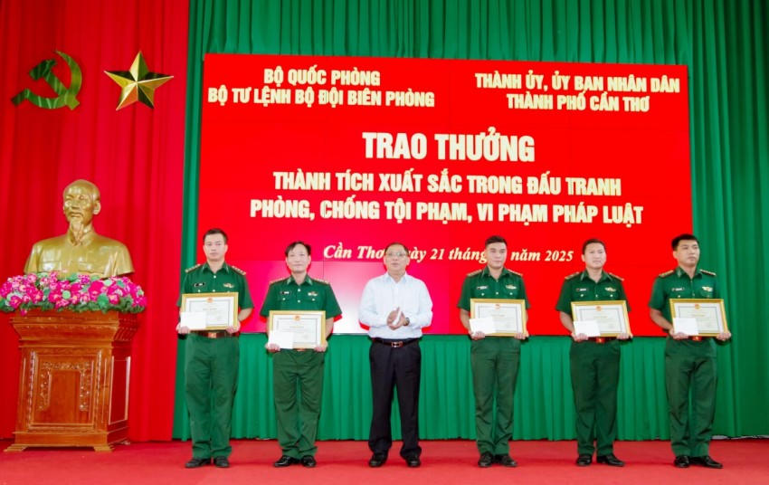 Phó Chủ tịch UBND TP Cần Thơ trao Bằng khen của UBND TP Cần Thơ cho các tập thể.