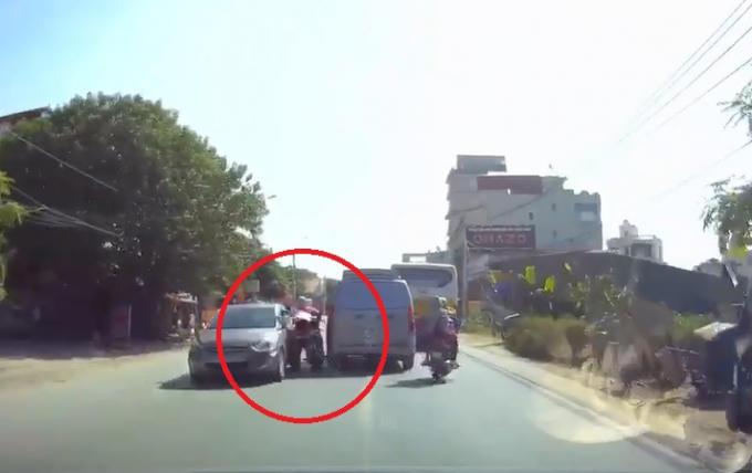 Vượt ẩu người phụ nữ thoát chết trong gang tấc. Ảnh cắt từ clip.