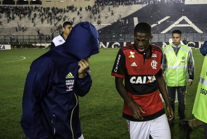 Vinicius Jnr., tài năng của bóng đá Brazil bị cay mắt vì hơi cay. (Nguồn: EPA)
