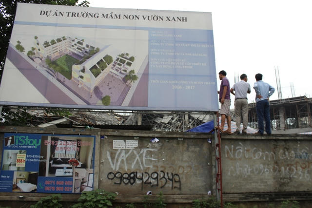 Tại biển giới thiệu bên ngoài dự án ghi: Chủ đầu tư công trình là Trường Vườn Xanh. Đơn vị giám sát là Công ty TNHH TM và XNK Hải Đăng. Đơn vị Tư vấn, thiết kế là Cty CP Tư vấn thiết kế và xây dựng công trình. Thời gian khởi công và hoàn thành 2 năm (2016-2017). Ảnh Chu Lương