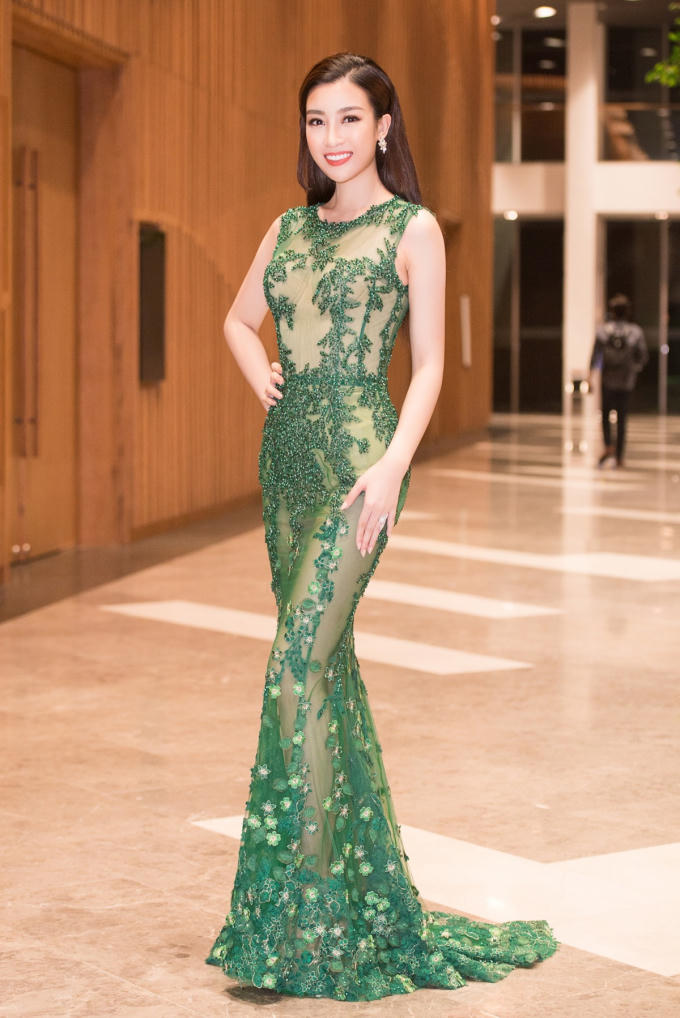 &ldquo;N&agrave;ng thơ&rdquo; Đỗ Mỹ Linh gợi cảm trong thiết kế Ho&agrave;ng Hải