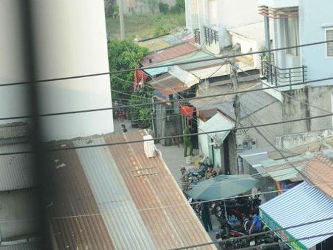Công an khám nghiệm kỹ lưỡng hiện trường căn nhà mà 5 thành viên bị sát hại dã man.