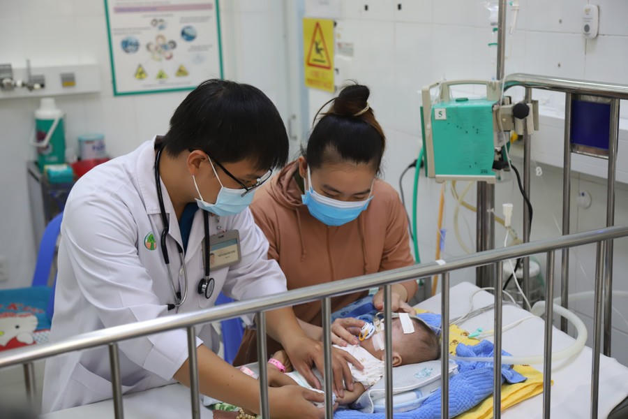 Bác sĩ khám, chữa bệnh tại Bệnh viện Nhi đồng 2. (Ảnh: Lâm Ngọc)