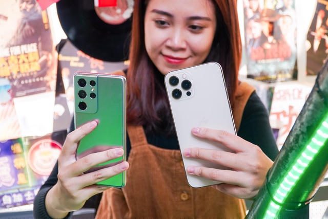 Cả hai thiết bị này đều có kích thước tương đối lớn và trọng lượng nặng, khiến cho việc sử dụng bằng một tay là điều gần như không thể. S21 Ultra được làm bo cong đều ra các cạnh, mang lại cảm giác cầm nắm ôm tay và chắc chắn hơn. Tuy nhiên, mặt lưng kính nhám của chiếc S21 Ultra lại dễ bám bẩn hơn so với mặt kính của chiếc iPhone 12 Pro Max.