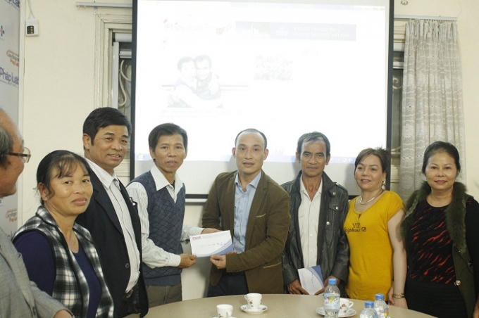 Cán bộ, phóng viên, biên tập viên Phapluatplus.vn chụp hình lưu niệm cùng với hai người tù oan Huỳnh Văn Nén, Nguyễn Thanh Chấn trong buổi giao lưu trực tuyến "Buổi gặp gỡ lịch sử của hai người tù thế kỷ".