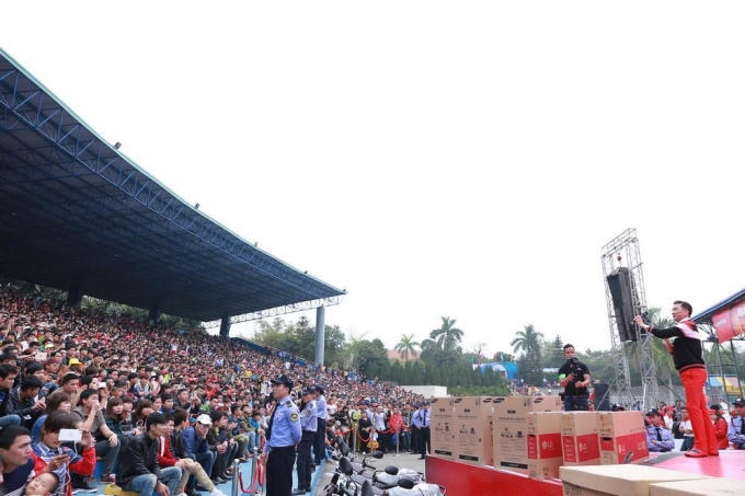 Đàm Vĩnh Hưng cháy cùng biển người với những bản hit sôi động.