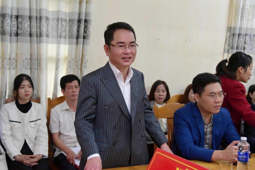 Tiến sĩ Vũ Hoài Nam, Tổng Biên tập Báo Pháp luật Việt Nam chia sẻ trong buổi lễ trao tặng. Ảnh: Ngọc Phúc