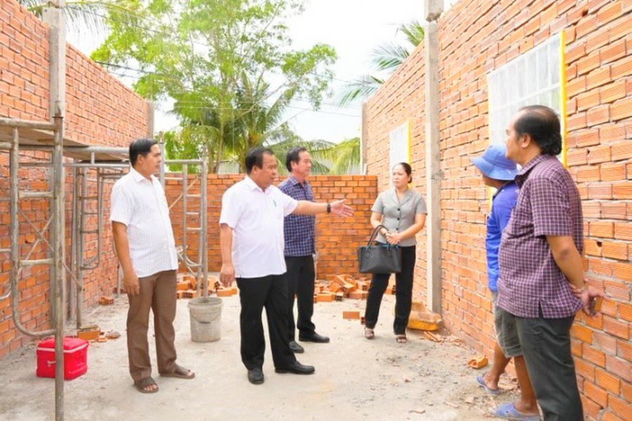 Ông Nguyễn Minh Luân - Ủy viên BTV Tỉnh ủy, Phó Chủ tịch UBND tỉnh Cà Mau, kiểm tra, chỉ đạo đẩy nhanh tiến độ hoàn thành chương trình xóa nhà tạm, nhà dột nát trên địa bàn tỉnh trước ngày 30/6/2025.