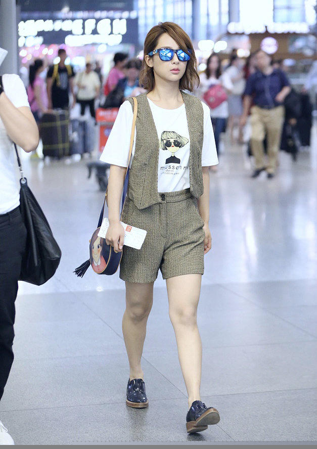 Dương Tử bị chê vai u thịt bắp khi đụng hàng với mỹ nhân Hoa Ngữ khác ảnh 3