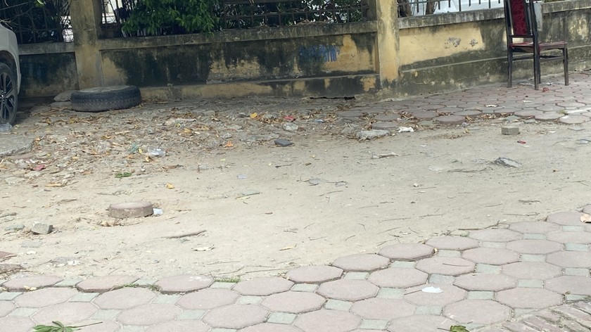 Thậm chí có đoạn gạch lát đã mất hoàn toàn, tạo thành hố rộng.