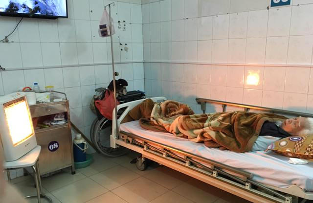 Khoa Nội tim mạch – Lão học, Bệnh viện đa khoa Hà Đông trang bị đèn sưởi làm ấm cho bệnh nhân cao tuổi điều trị.
