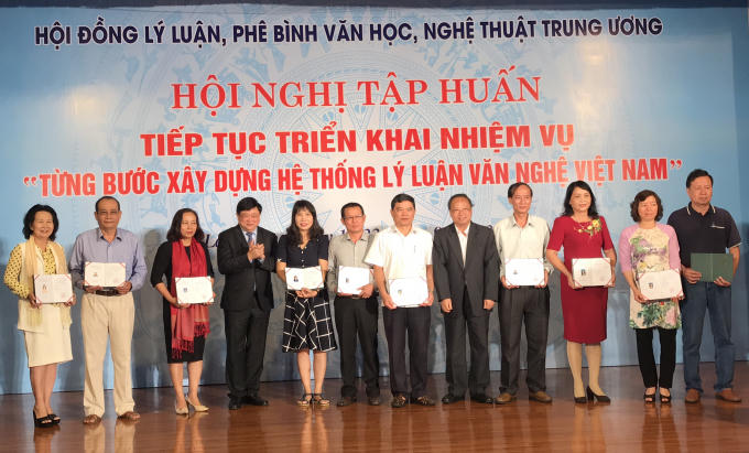 Ban tổ chức trao giấy chứng nhận cho các học viên.