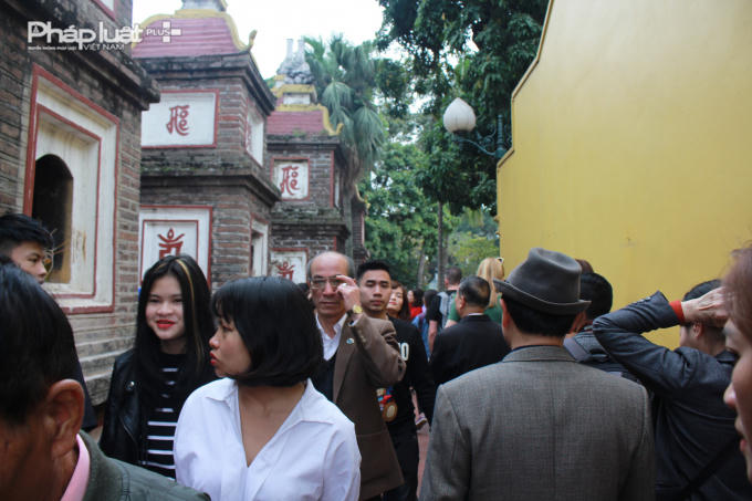 Tình trạng ảnh tắc nghẽn vì dòng người đổ xô đến cầu tài lộc dự kiến sẽ còn kéo dài trong những ngày đầu năm mới.