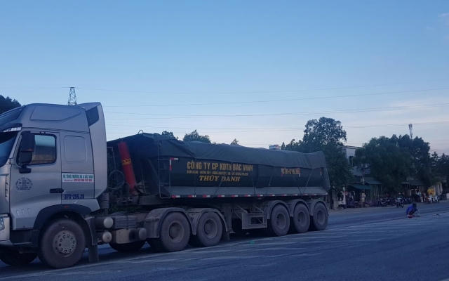 Nghệ An: Người phụ nữ chết thảm trên quốc lộ 1A sau cú va chạm với xe đầu kéo